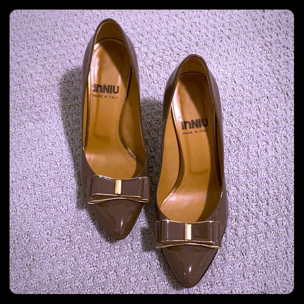 Italian dark lavender patent pumps with bow accent